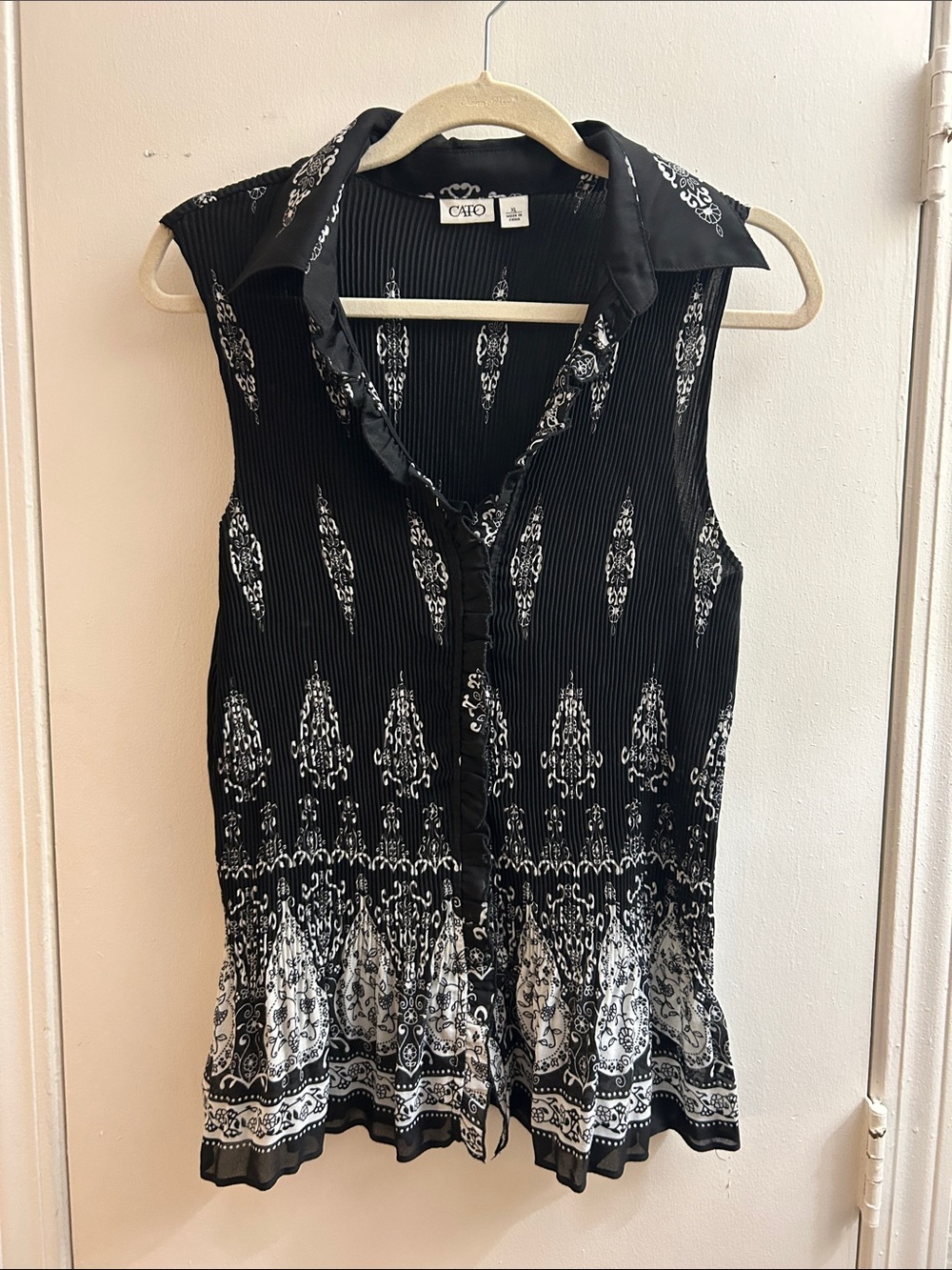 Black & White Sleeveless Button-Front Paisley Blouse
